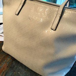 White Guess handbag ready for any occasion